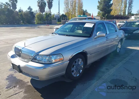 2005 Lincoln Town Car Signature Limited z USA, uszkodzony, nr VIN 1LNHM82W05Y655898